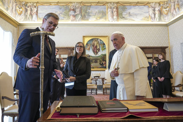 Ево шта је Вучић поклонио поглавару Римокатоличке цркве